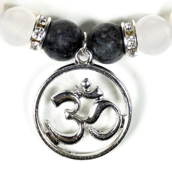 Braccialetto con labradorite, agata bianca e ciondolo Om