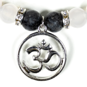 Braccialetto con labradorite, agata bianca e ciondolo Om
